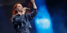 Noemi cade dal palco durante il concerto a San Salvo: trasportata in pronto soccorso con una ferita alla testa