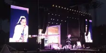 Katy Perry, il concerto a Lucca: i fan sul palco, la missione sulla Luna, l?omaggio a Justin e Daisy, la previsione sulla vittoria della Spagna