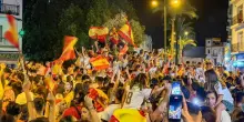 Tragedia durante la festa per la vittoria dei Mondiali in Spagna, ragazzino di 13 anni muore dopo il crollo di una fontana