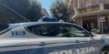 Polizia speronata in A4 dall'auto di una banda di nomadi, volante distrutta dopo l'inseguimento a 200 all'ora: 2 agenti feriti