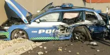 Nomadi in fuga a 200 all'ora speronano l'auto della Polstrada sull'A4, il folle inseguimento e la Volante finita nel fosso: due agenti feriti