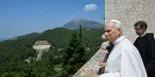 Papa Leone pellegrino a Montecassino, sulla tomba di San Benedetto (patrono d'Europa) la preghiera per la pace