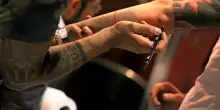 Adesca una 17enne con la scusa del tatuaggio. Poi violenta lei e l'amica: condannato a 10 anni a Milano