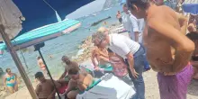 Vico Equense, divieti, cancelli, ticket i bagnanti in rivolta per il mare negato