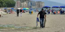 Abusivi a Mappatella, scatta il secondo blitz: via sedie e ombrelloni