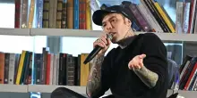 Fedez in pronto soccorso a Milano, &egrave; arrivato in ambulanza. &laquo;Problemi gastrici&raquo;