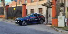 Le spegne le sigarette addosso per punirla, la compagna &egrave; incinta: botte e minacce. Poi arriva la denuncia