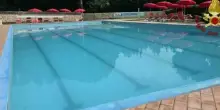 Bambina risucchiata dalla pompa della piscina durante una gita: salvata dagli operatori in servizio
