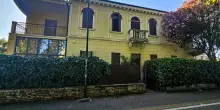 &laquo;Spostati dal cancello di casa nostra&raquo;: ?coniugi 60enni presi a pugni da uno straniero, la donna cade a terra svenuta