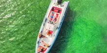 Vacanza sull'isola finisce in tragedia, morti due amici a bordo della barca. &laquo;Fatale la tappa al ristorante&raquo;?