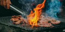 ?Avvolta dalle fiamme mentre prepara il barbecue tra le urla della bimba: mamma di due figli muore