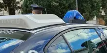 Bambino di tre anni gira in strada da solo in pannolino sotto il sole: il padre si era addormentato