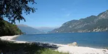 Como, bambina di 10 anni scompare nel lago: il tuffo nella zona con divieto di balneazione e l'allarme dei genitori