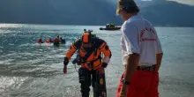 Bambina di 10 anni scompare nel lago di Como: il tuffo nella zona con divieto di balneazione e l'allarme dei genitori. Ricerche in corso