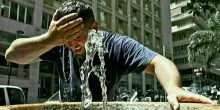 Caldo record, bere acqua: ecco gli orari migliori per idratarsi in estate (e gli errori da evitare)