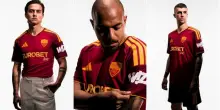 Roma, ecco la nuova maglia: torna il vecchio stemma ed &egrave; un inno alla "Virtus" romana. Dybala, Malen, Cristante e Mancini i modelli