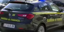 Prendono il reddito di cittadinanza ma vivono in una villa al mare (con ombrellone gratis) e hanno 200mila euro su un contro in Svizzera