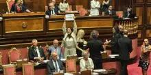Delmastro, no della giunta della Camera all'acquisizione delle chat con Caroccia. Senatori M5s occupano i banchi per protesta