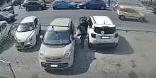 Giugliano, rubano un'auto in pieno giorno davanti ai passanti: il furto ripreso dalle telecamere