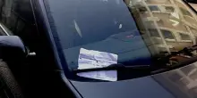 Poliziotto "spione" fotografa le violazioni delle auto mentre accompagna i figli a scuola e viene punito. Il Tar annulla la sanzione: &laquo;Era suo dovere&raquo;