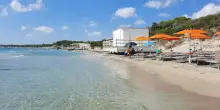 Spiaggia libera occupata da maxi gazebo: uno yacht da 600mila dollari aveva organizzato un rinfresco