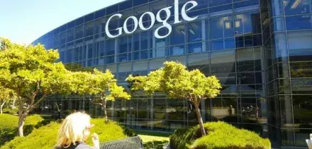 Maxi multa Ue da 890 milioni a Google, nel mirino Search e Play Store