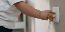 Bambina di 4 anni muore folgorata mentre accende la luce: tragedia nel Vercellese