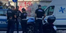 Fuga show nel traffico di Napoli: schianto volante-scooter in centro