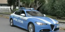 Latina, 79enne avvicina un bambino: &laquo;Ti sei scottato&raquo;. Poi slaccia il costume e infila una mano. Arrestato