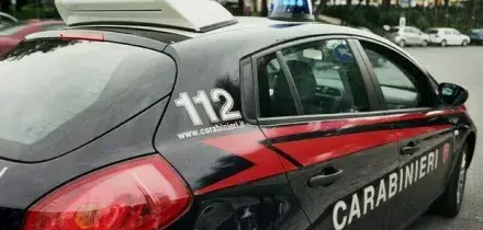 Si getta dal balcone durante una perquisizione in casa, morto 25enne a Cosenza: era agli arresti domiciliari