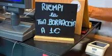 &laquo;Un euro per riempire la borraccia con l'acqua potabile&raquo;: il cartello nello stabilimento balneare fa discutere