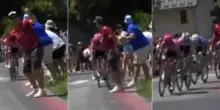 Tour de France, tifoso con la maglia della Roma rischia di far cadere Carapaz durante la gara