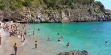 Rissa nella notte sulla spiaggia del Pozzallo: un ferito trasferito in ospedale