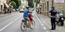 Porta il figlio sul tubo della bici e viene multato: la sanzione accende la polemica sui social