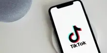 TikTok, l'Ue: &laquo;Dati dei minori in pericolo&raquo;. L'azienda rischia una maxi-multa