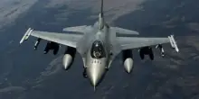 Romania, caccia F-16 abbatte un drone nello spazio aereo nazionale: in volo anche gli Eurofighter italiani