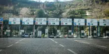 Napoli, percorre 5 chilometri in Tangenziale contromano: donna bloccata e patente ritirata