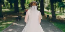 &laquo;Ci hanno scambiate nella culla, oggi sono damigella al matrimonio di mia sorella: all'altare i nostri quattro genitori&raquo;