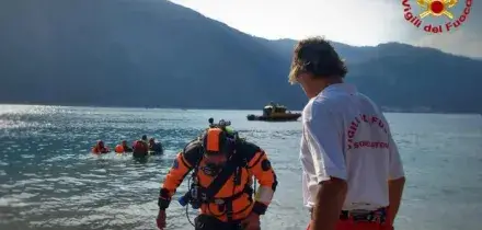 Lago di Como, si tuffa per salvare il figlio 16enne in difficolt&agrave;: padre muore annegato