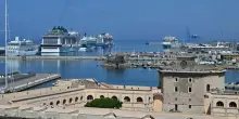 Civitavecchia, caos al porto: la nave non attracca, 700 turisti (con 300 auto) diretti a Tunisi bloccati. Cosa &egrave; successo