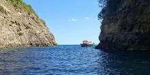 La barca oltre le boe i diportisti fuorilegge nel fiordo di Crapolla