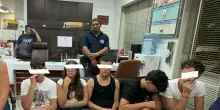 Bangkok, gli studenti italiani del video virale sul treno obbligati dalla polizia a scusarsi davanti alle telecamere. Multa da 27 euro per caos e insulti