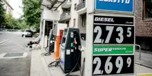 Diesel e benzina, taglio delle accise: ecco di quanto sar&agrave; lo sconto. Il governo accelera sul decreto &laquo;salva-estate&raquo;