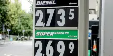 Benzina alle stelle, le misure del governo per rallentare la corsa folle dei prezzi: &laquo;Accise mobili sui carburanti&raquo;