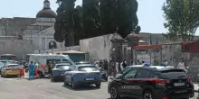 Spari nel cimitero di Torre Annunziata, ferita una donna: uomo barricato