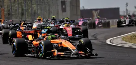 Live GP Ungheria in diretta: Piastri guida il gruppo su Norris, Verstappen si difende da Hamilton, poi Leclerc
