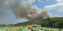 ?Incendio sul Gargano, turisti evacuati dalle spiagge sulle barche della guardia costiera. Chiuse statale e ferrovia, canadair in azione. &laquo;Roghi dolosi&raquo;