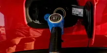 Benzina, i trucchi per risparmiare sul pieno: dalla velocit&agrave; ridotta all?app ?trova sconti?