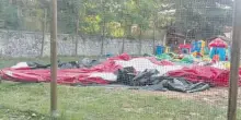 Roccaraso, il gonfiabile vola via per il vento forte: tre bambini in ospedale, uno ha una frattura al femore