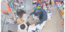 Rapinatore gli punta la pistola alla testa: titolare e dipendente oppongono resistenza, banditi in fuga